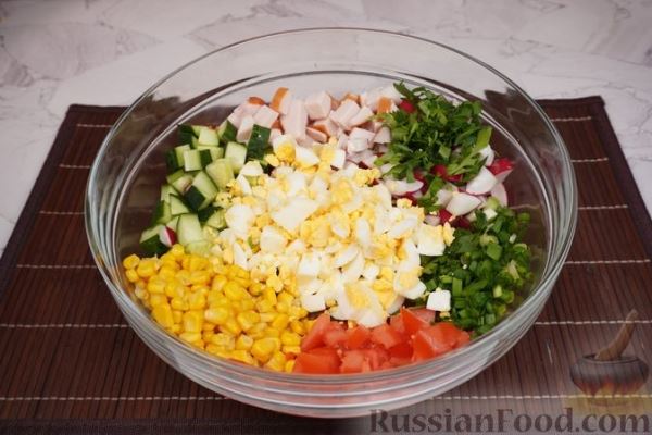 Салат с копчёной курицей и овощами