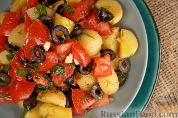 Салат с молодой картошкой, помидорами и маслинами