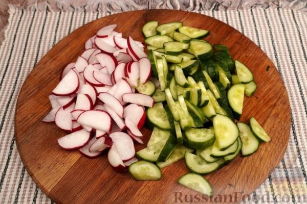 Салат с редиской, огурцами, шпинатом и фетой