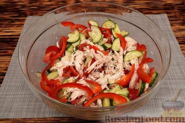 Салат с курицей, овощами и шпинатно-йогуртовой заправкой