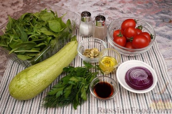 Салат с жареными кабачками, помидорами и семечками