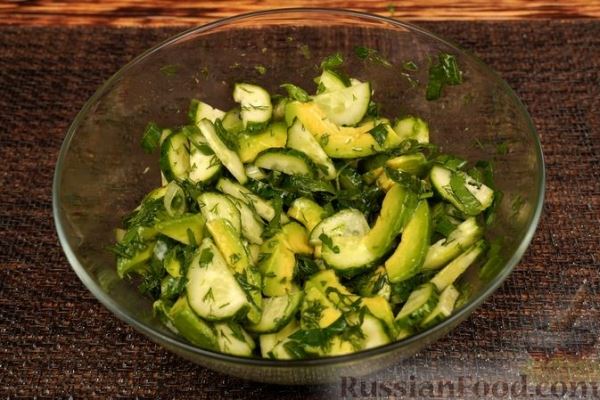 «Зелёный» салат из огурцов с авокадо и зеленью
