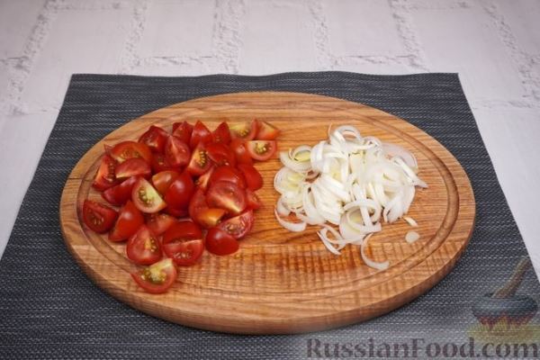 Салат с помидорами, болгарским перцем и шпинатом