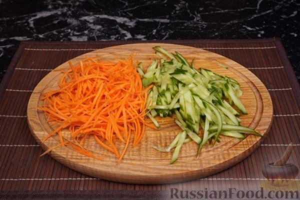 Салат из молодой капусты, огурцов, моркови и горошка
