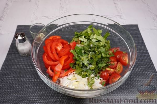 Салат с помидорами, болгарским перцем и шпинатом