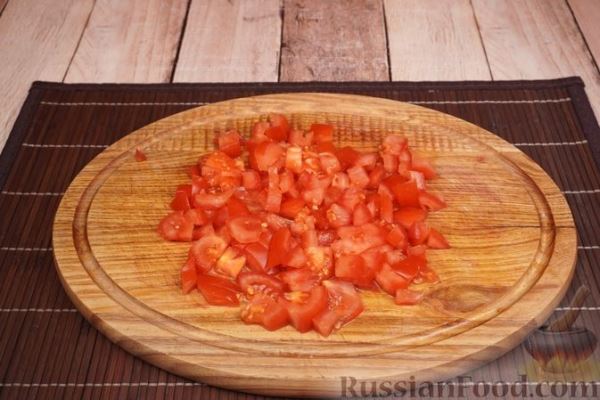 Салат с помидорами, беконом и моцареллой