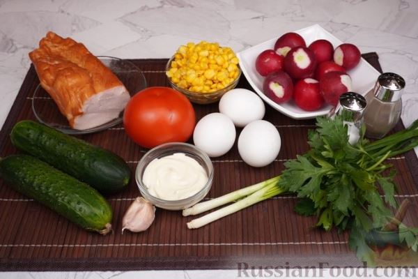 Салат с копчёной курицей и овощами