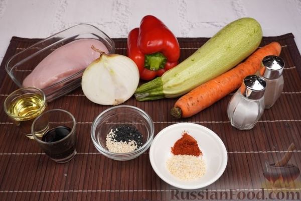 Салат с жареной курицей и овощами