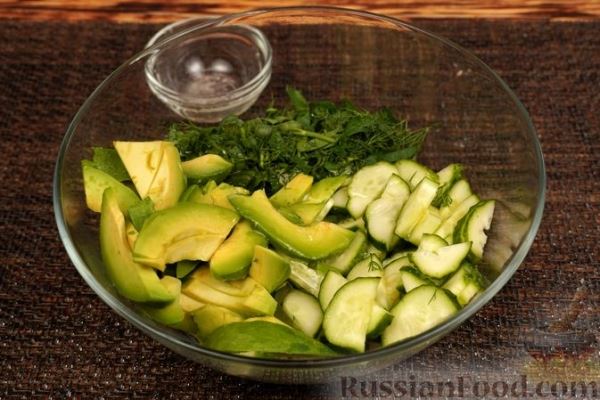 «Зелёный» салат из огурцов с авокадо и зеленью