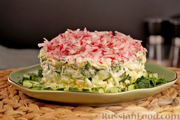 Слоёный салат с редиской, огурцами и сыром