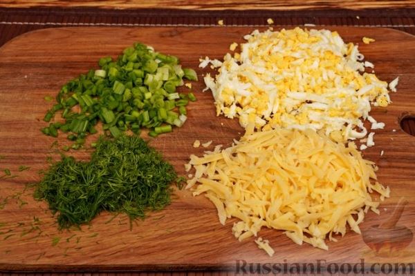 Слоёный салат с редиской, огурцами и сыром