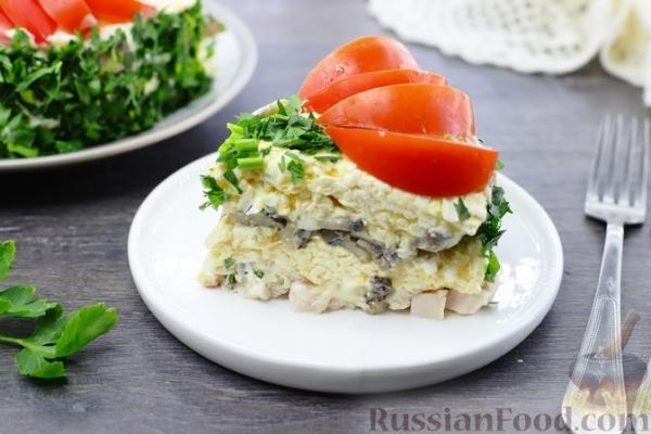 Слоёный салат с копчёной курицей, грибами и плавленым сыром