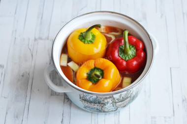 Фаршированные перцы с томатной пастой в кастрюле