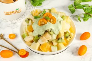 Фруктовый салат с заправкой из авокадо и йогурта
