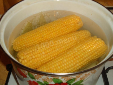 Как варить кукурузу в кастрюле в початках
