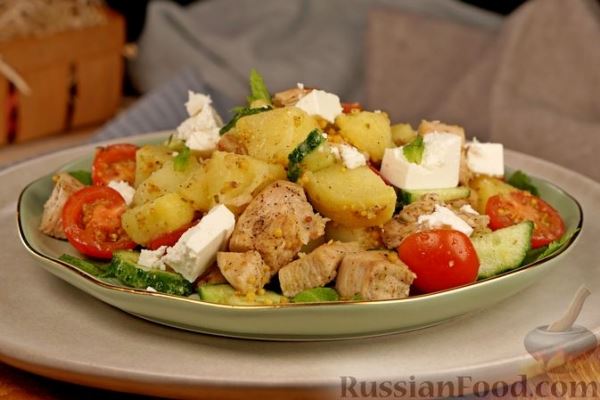Салат с курицей, овощами и фетой