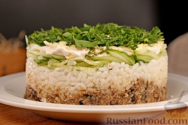 Слоёный салат со шпротами, рисом и огурцами