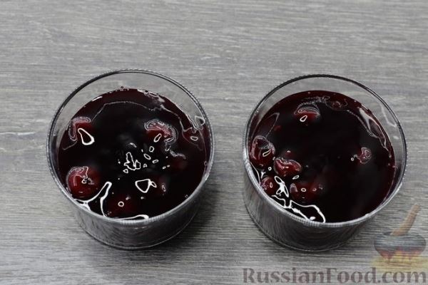Десерт из вишни с красным вином и корицей