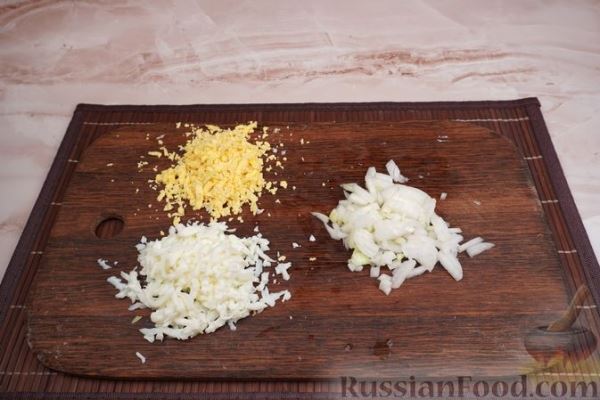 Слоёный салат с копчёной курицей, картошкой и плавленым сыром