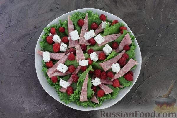 Салат с ветчиной, малиной и сыром фета