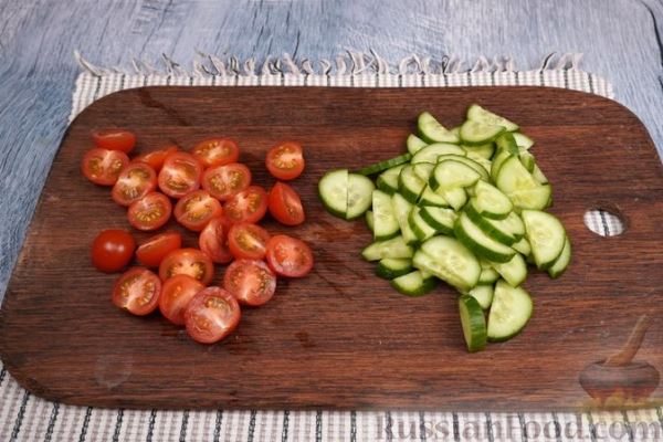 Салат с жареной курицей, огурцами и помидорами
