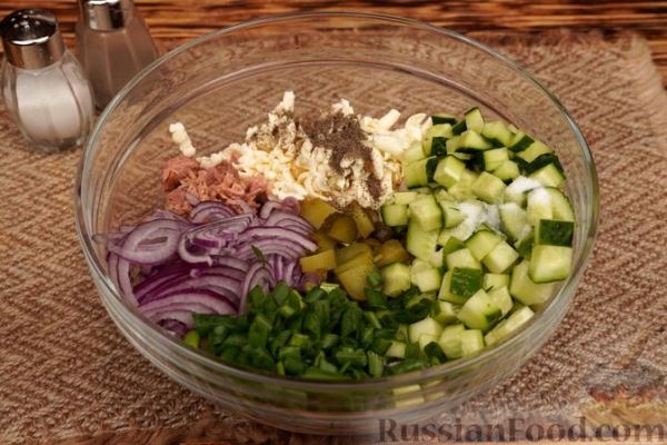 Салат с тунцом, плавленым сыром и огурцами
