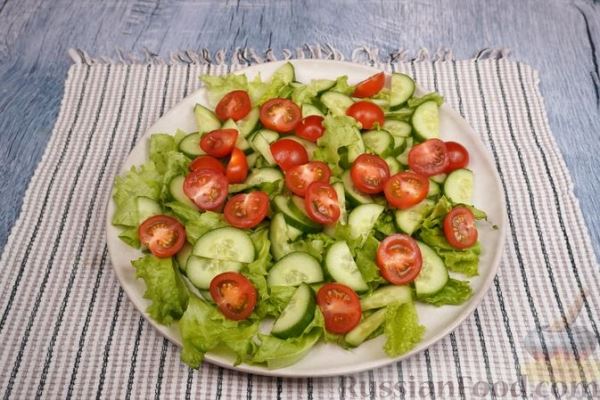 Салат с жареной курицей, огурцами и помидорами