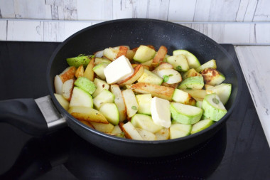 Картошка с кабачками на сковороде