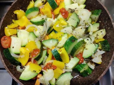 Тушеные овощи на сковороде