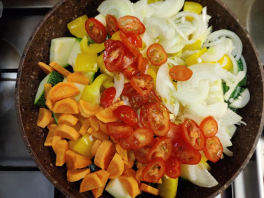 Тушеные овощи на сковороде