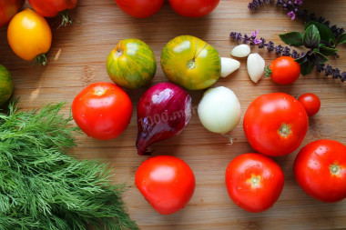 Тушеные помидоры на сковороде с чесноком и луком