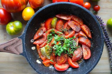 Тушеные помидоры на сковороде с чесноком и луком