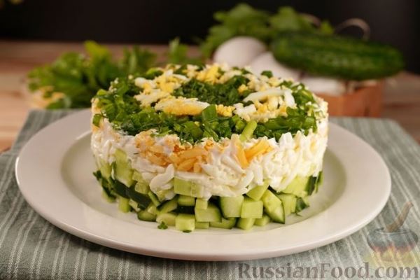 Слоёный салат с огурцами, сыром и яйцами