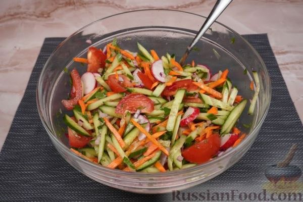 Салат из огурцов, помидоров, моркови и редиса