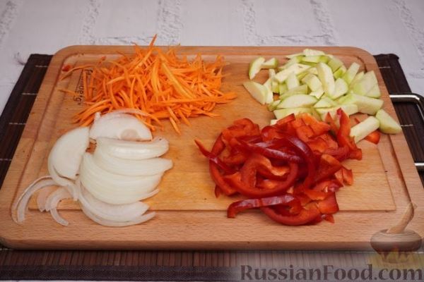 Салат с жареной курицей и овощами