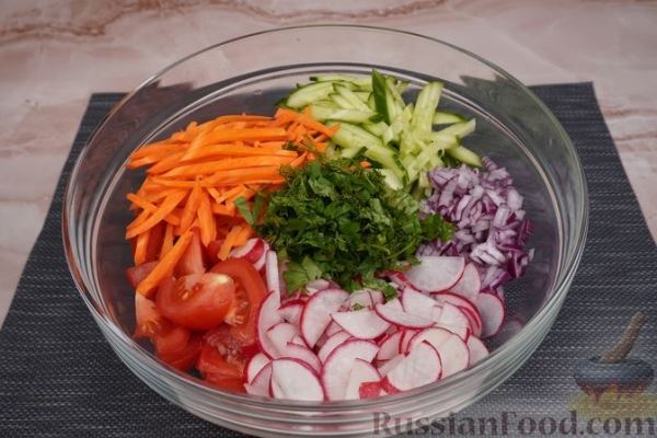Салат из огурцов, помидоров, моркови и редиса