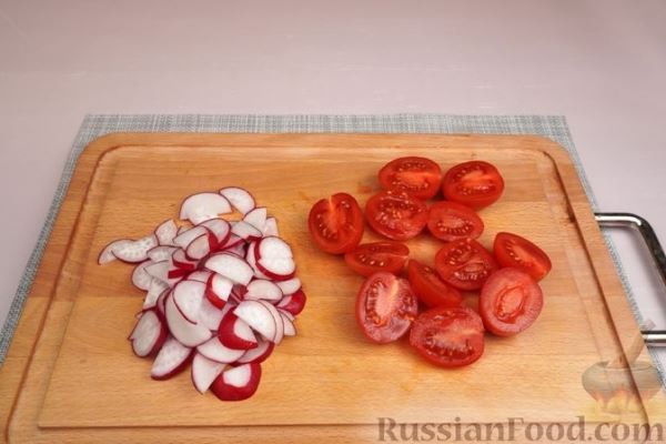 Салат из молодой капусты с редисом, помидорами и сыром фета