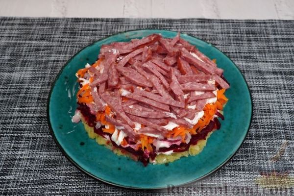 Слоёный салат с колбасой, свёклой, морковью и картофелем