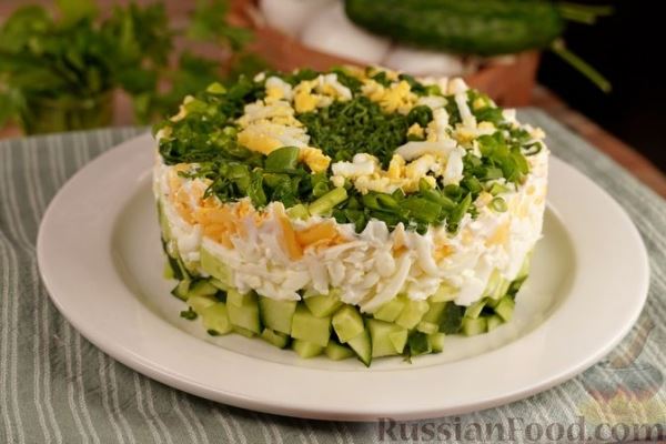 Слоёный салат с огурцами, сыром и яйцами