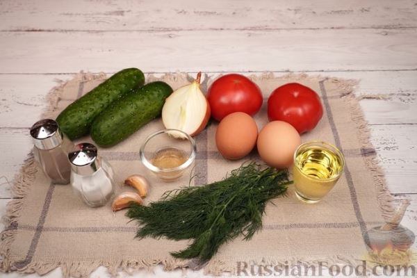 Салат с помидорами, огурцами и яичной заправкой