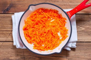 Жареная морковь с луком на сковороде
