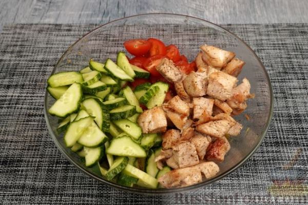 Салат с курицей, овощами и фетой