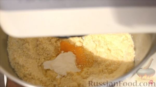 Песочный пирог со сметанной заливкой и абрикосами