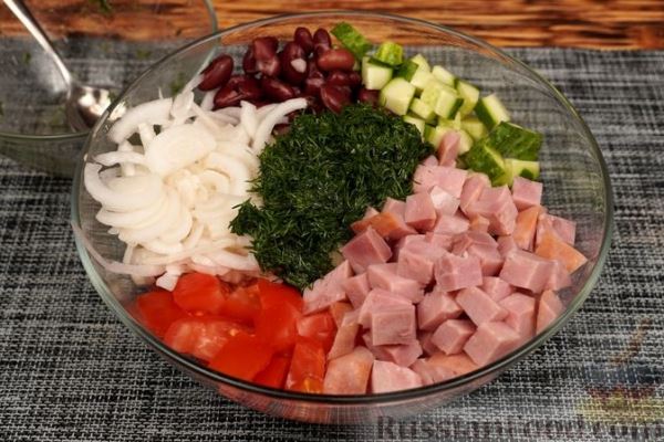 Салат с ветчиной, фасолью, огурцами и помидорами